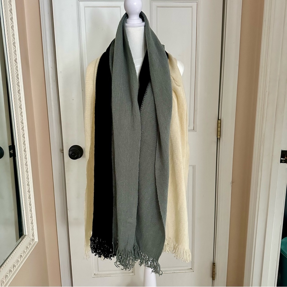 Donni • Tri-color Fringe Blanket Scarf